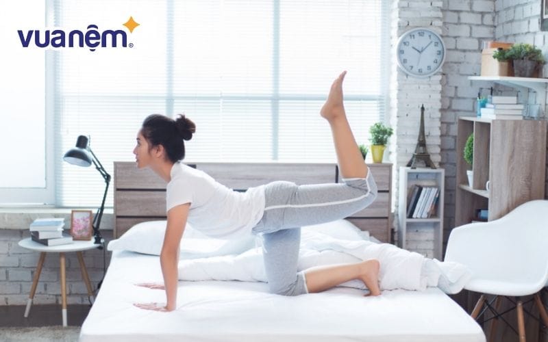Vận động nhẹ nhàng trước khi ngủ để dễ vào giấc