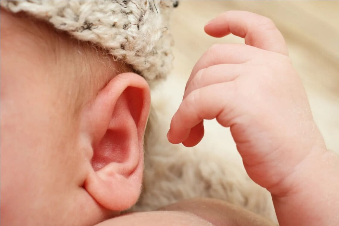 cách làm sạch tai trẻ sơ sinh
