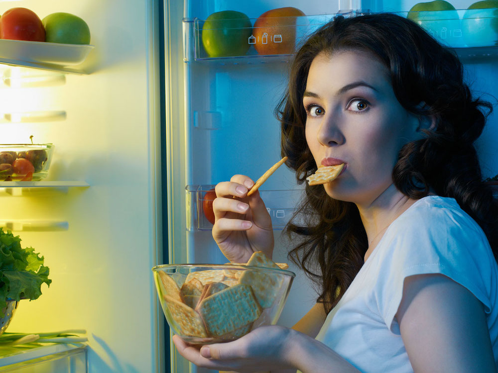 Ăn vặt nhiều hơn khi làm việc ban đêm, ảnh hưởng tới tiêu hóa