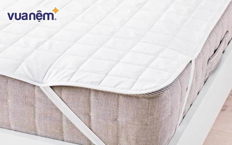 Sử dụng tấm bảo vệ nệm là một trong những cách làm cứng nệm foam 