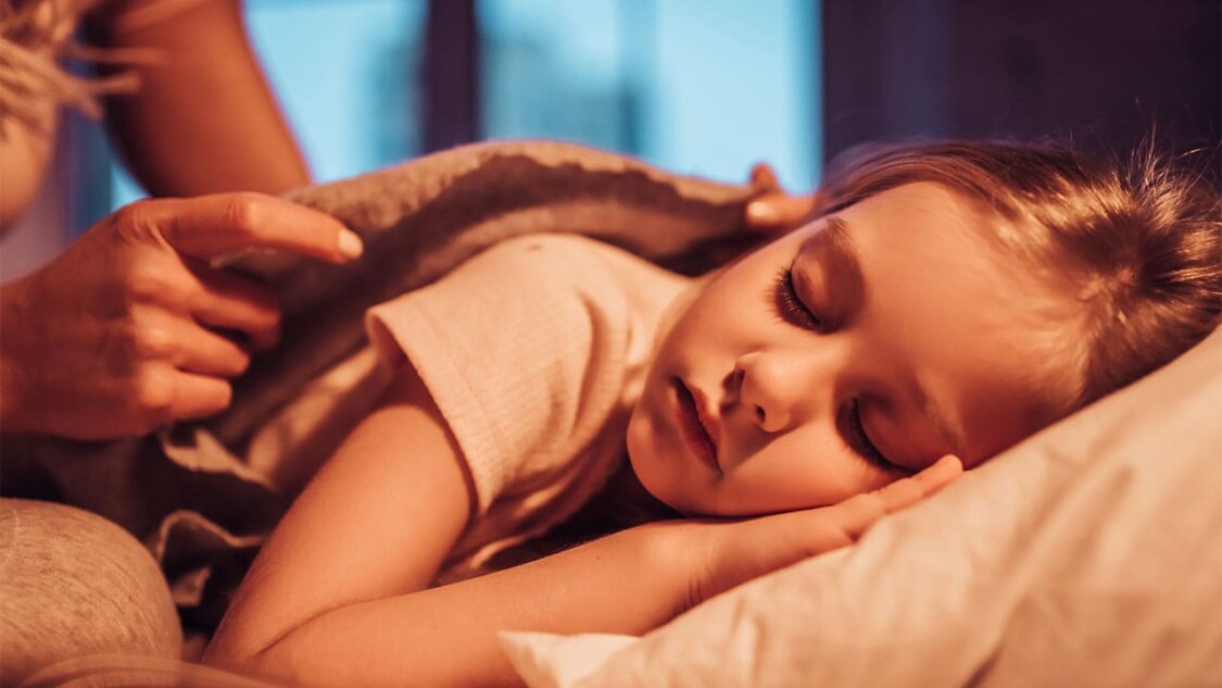cha mẹ nên theo dõi lịch trình ngủ-thức của trẻ