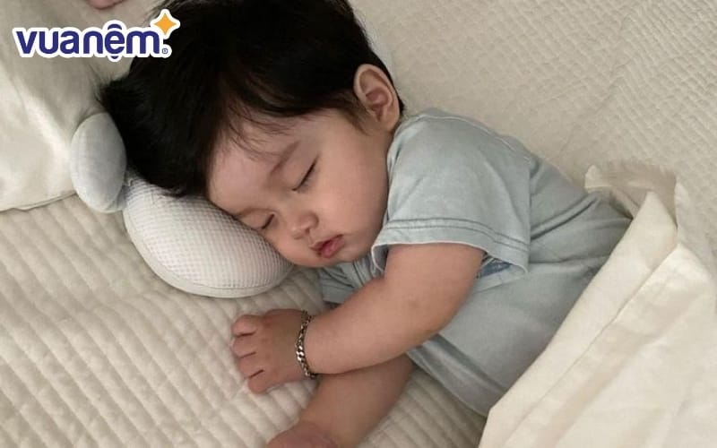Tuỳ theo độ tuổi, mỗi bé sẽ có thời gian ngủ cần thiết mỗi ngày khác nhau