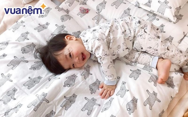 Đi ngủ sớm giúp hạn chế tình trạng bé phản kháng trước khi ngủ