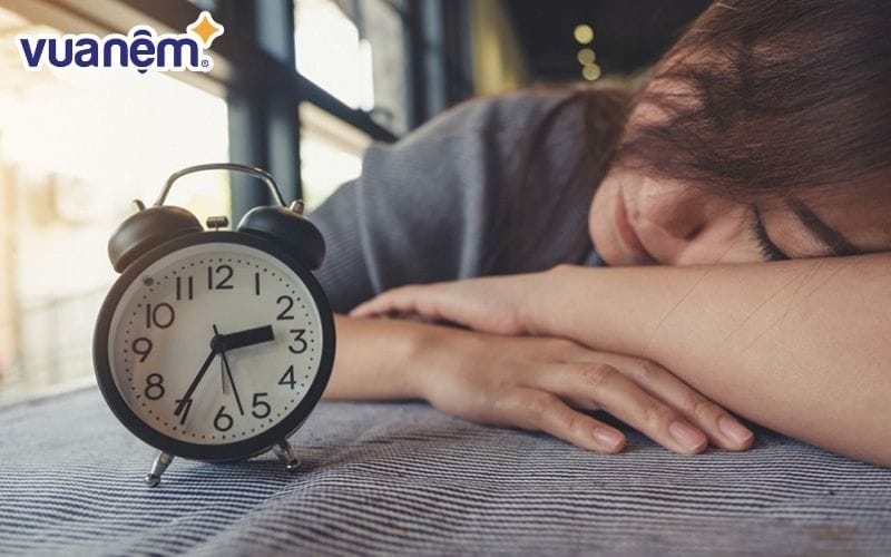 Đặt đồng hồ báo thức