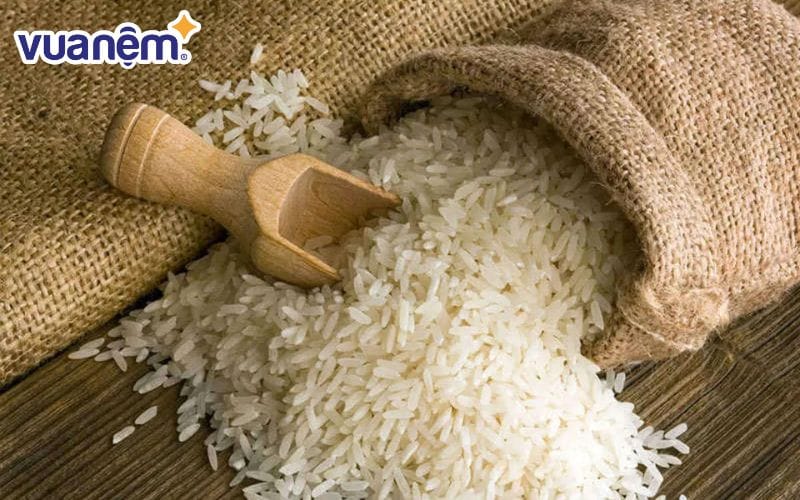 Gạo có khả năng hút ẩm rất tốt nên sẽ giúp phòng ốc được khô ráo