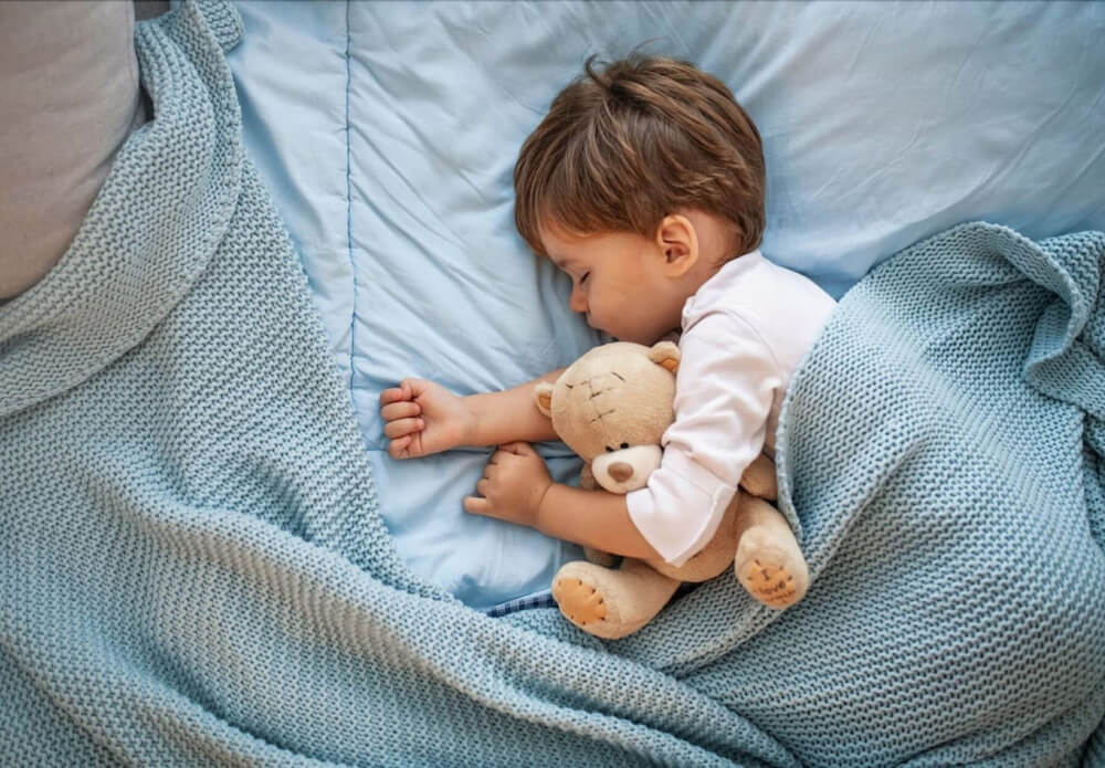 Đi ngủ sớm giúp hạn chế tình trạng bé phản kháng trước khi ngủ