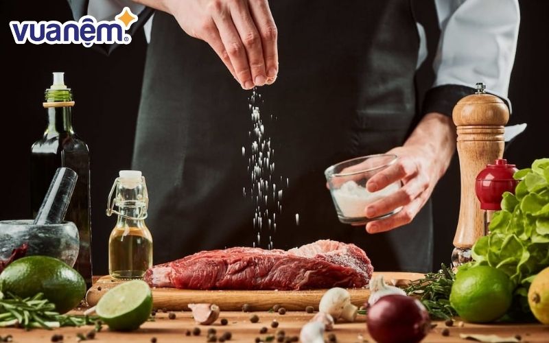 Ăn quá nhiều muối có thể gây tăng huyết áp, ảnh hưởng đến chất lượng giấc ngủ