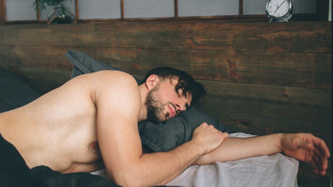 nam giới nude khi ngủ