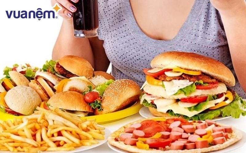 Ăn quá nhiều thực phẩm giàu đường hoặc chất béo cũng gây cảm giác uể oải