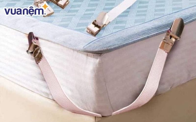 Cách xử lý ga giường bị rộng - Sử dụng dây đai giường