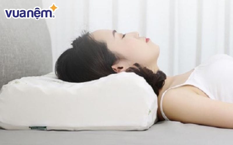 Thiền ngủ bắt đầu bằng việc nhắm mắt và buông lỏng cơ thể