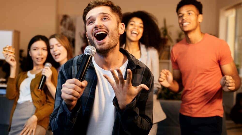 tìm hiểu lời bài hát karaoke để có thể hát tốt hơn