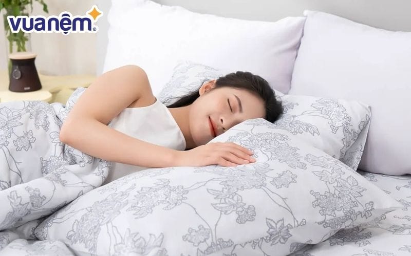 Ngủ nhiều là khi chúng ta ngủ quá thời gian theo nhu cầu cơ thể vào ban đêm hoặc ban ngày