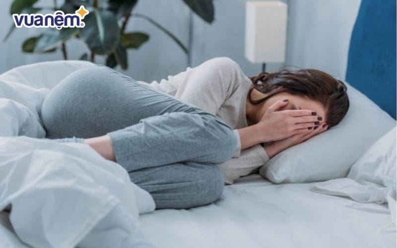 Những triệu chứng của bệnh sợ ngủ một mình