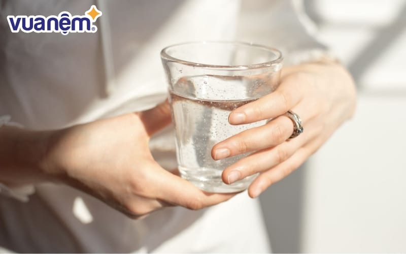 Tập thói quen uống nước sau mỗi lần nâng ly