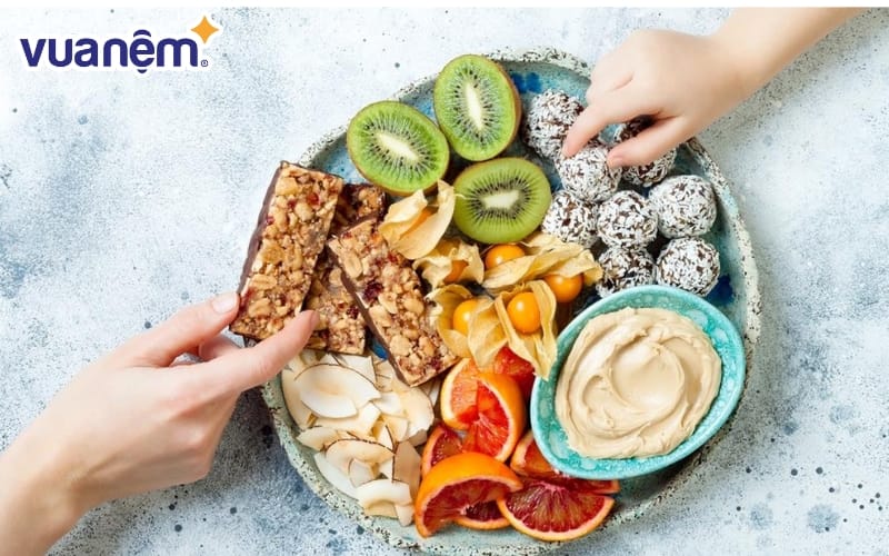 Hãy ăn một chút đồ ăn nhẹ, dễ tiêu như trái cây tươi trước khi uống rượu bia