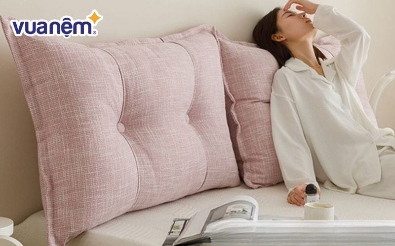 Gối tựa lưng là trợ thủ đắc lực giúp thư giãn vùng lưng dưới khi ngồi trên giường