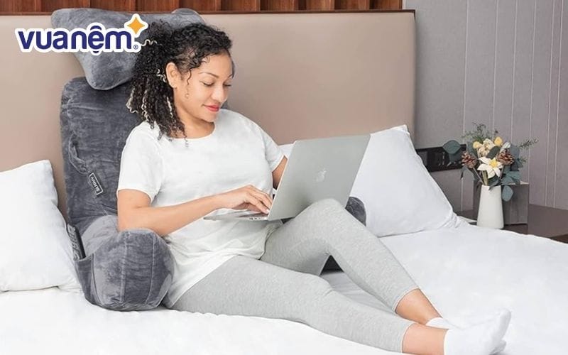 Xác định vị trí đặt gối phù hợp giúp cơ thể không bị đau nhức là cách ngồi ở trên giường hiệu quả