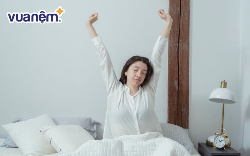 Ngồi dậy đúng cách sau khi nằm để không hoa mắt chóng mặt