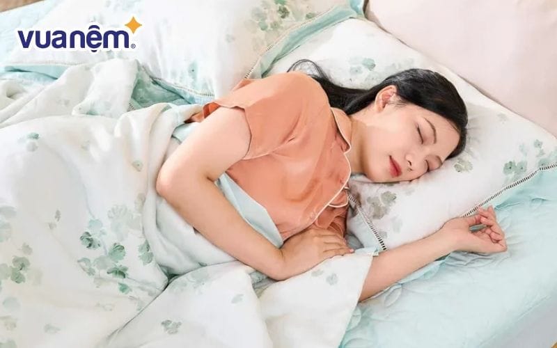 Giấc ngủ REM đặc trưng bởi chuyển động mắt nhanh và não hoạt động mạnh