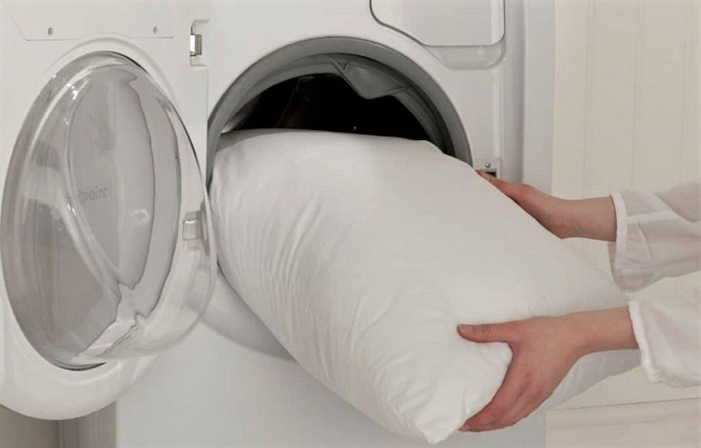Chúng ta có thể giặt từ một đến hai ruột gối khi dùng máy giặt cửa trước