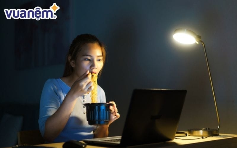 Không nên ăn mì tôm trước khi đi ngủ