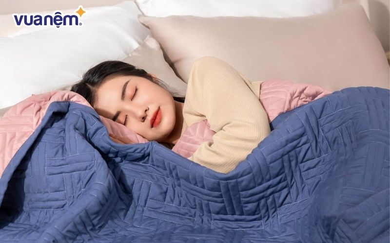 Lợi ích của việc đắp chăn đối với giấc ngủ