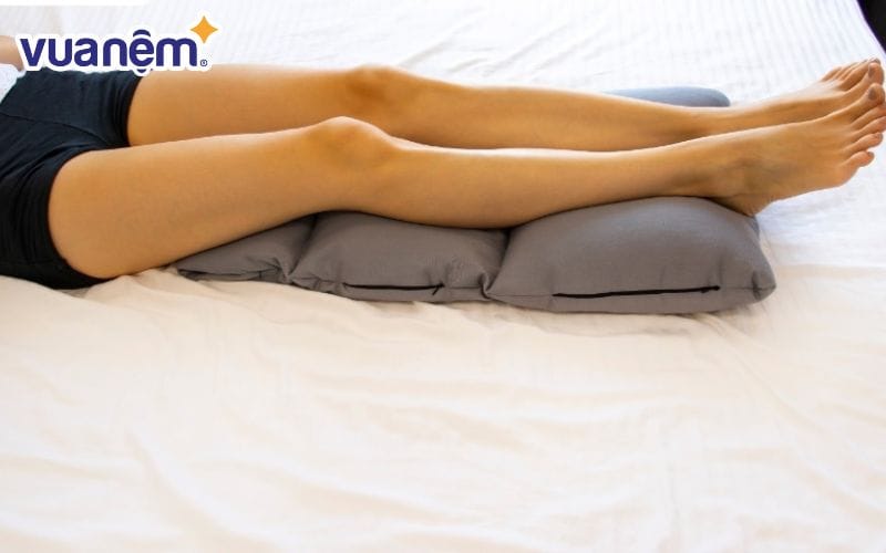 Sử dụng gối để kê chân lên cao đang là giải pháp phổ biến được nhiều người sử dụng
