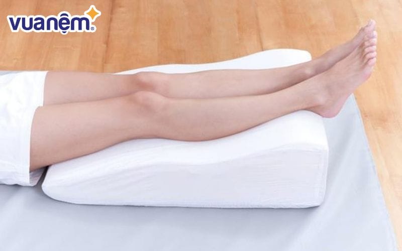 Lưu ý khi kê cao chân khi ngủ