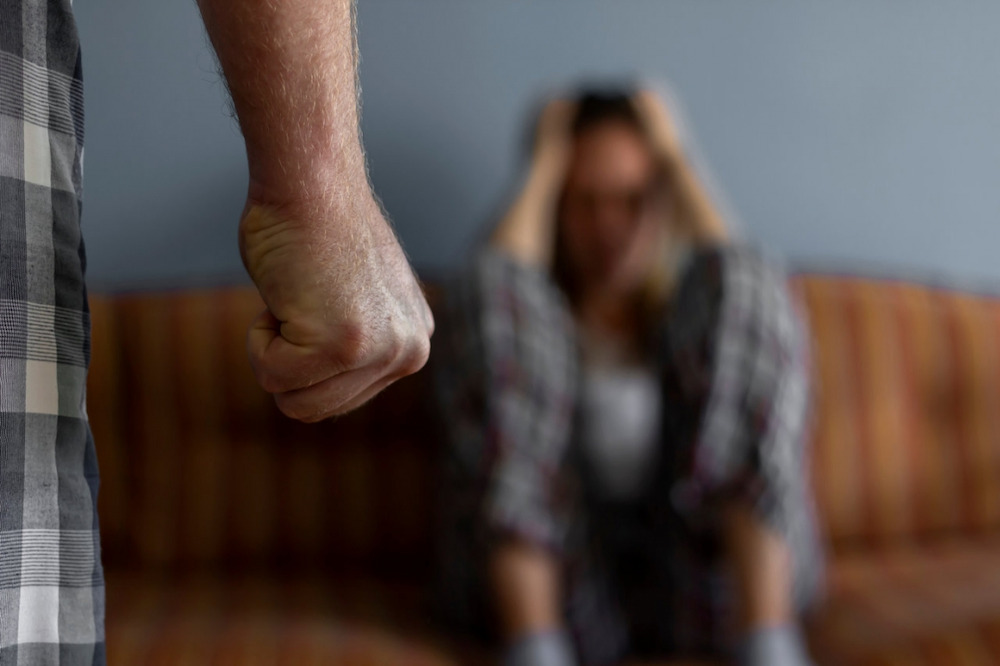 Bạo lực gia đình là một dấu hiệu cho thấy bạn nên nhanh chóng ly hôn 