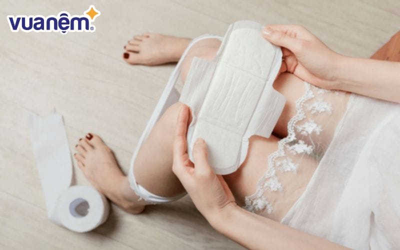 Việc lâu quên thay băng vệ sinh sẽ khiến kinh nguyệt ứ đọng, dễ tràn