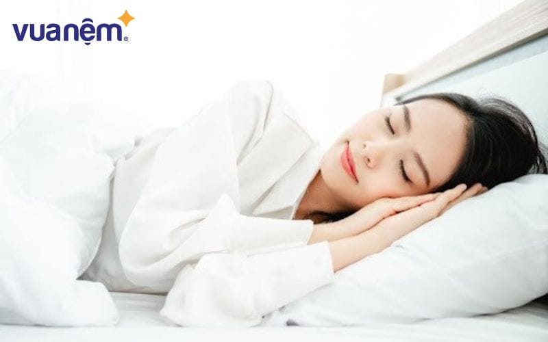 Nằm nghiêng để kinh nguyệt không bị chảy ngược