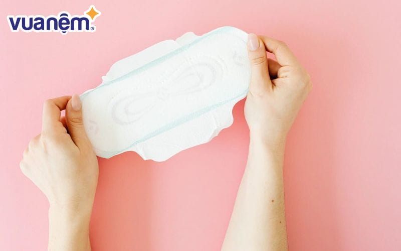 Băng vệ sinh phải dán ở đáy quần nằm ngay chính giữa âm đạo