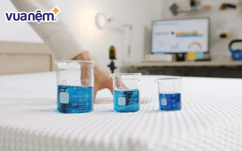 Thí nghiệm test đệm bằng ly nước cực đơn giản, dễ thực hiện ngay tại nhà.