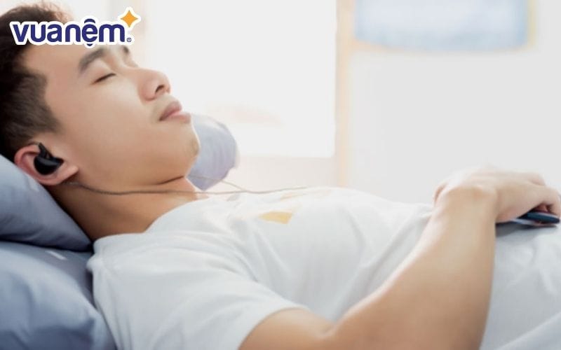 Nếu tâm trí của bạn khó để tĩnh tâm, hãy thử nghe một vài bài nhạc thư giãn