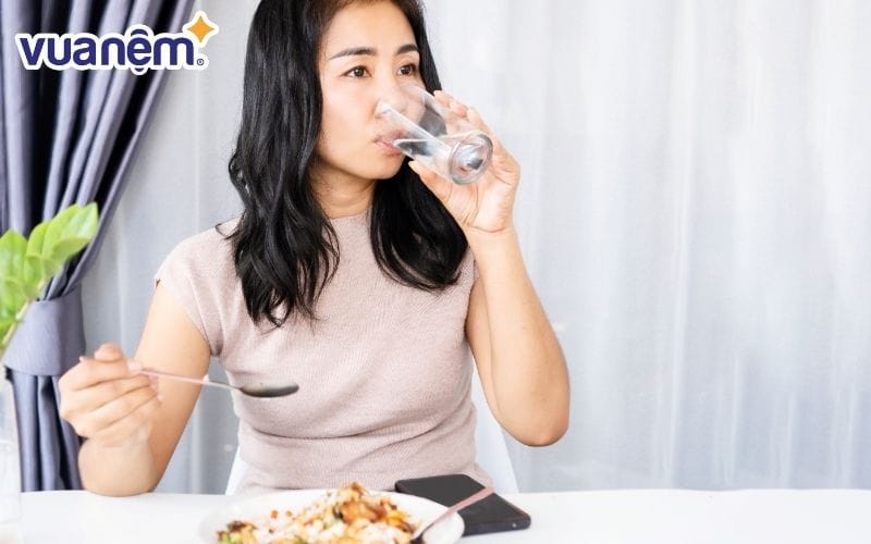 Bạn có thể uống một lượng nước vừa phải thay cho việc ăn nhẹ trước khi ngủ