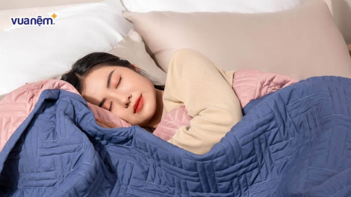 Tại sao chúng ta đi ngủ phải đắp chăn dù trời nóng hay lạnh