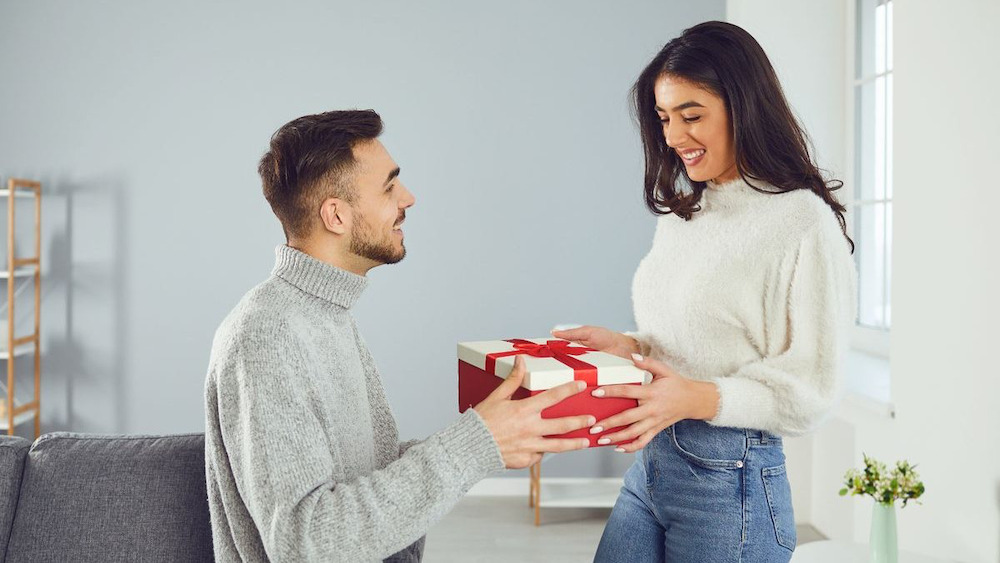 tại sao nên tặng quà trong lần hẹn hò đầu tiên