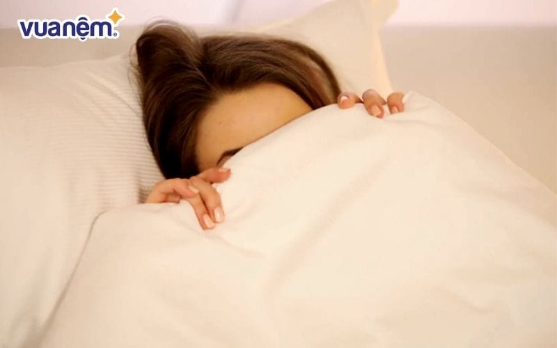 Tránh trùm kín đầu khi ngủ