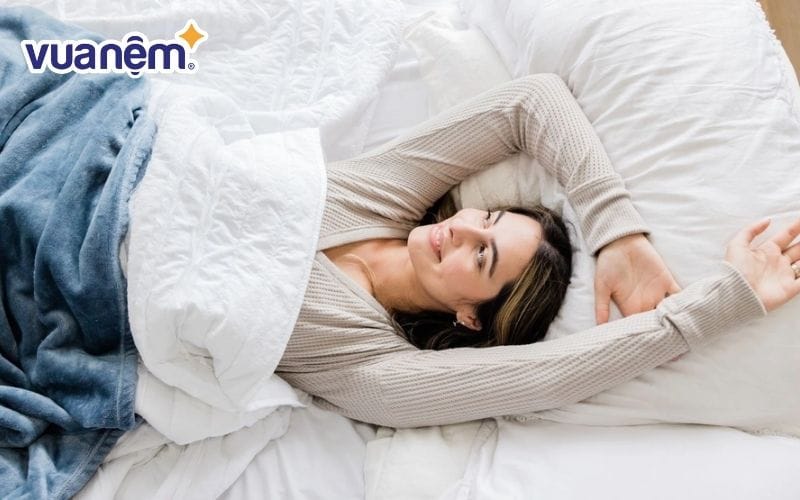 Tư thế ngủ ngăn nếp nhăn xuất hiện là nằm ngửa