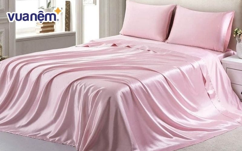 Sử dụng chăn, ga, gối, nệm có lớp vỏ được làm từ vải satin để hạn chế nếp nhăn