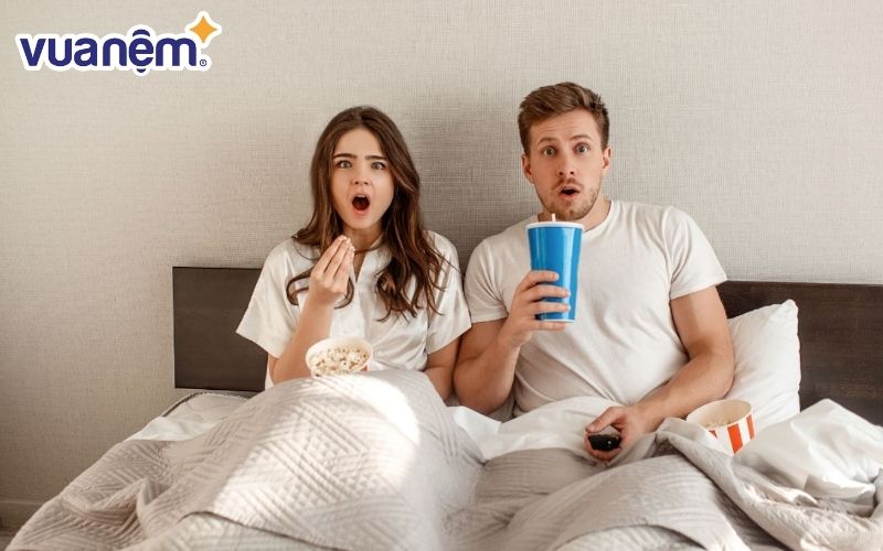 Xem tivi trên giường đúng tư thế giúp bạn tránh khỏi tình trạng nhức mỏi