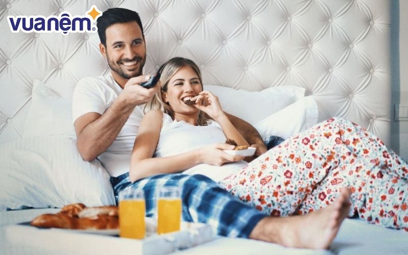 Tư thế nằm dài khiến phần vai và cổ bị căng cứng