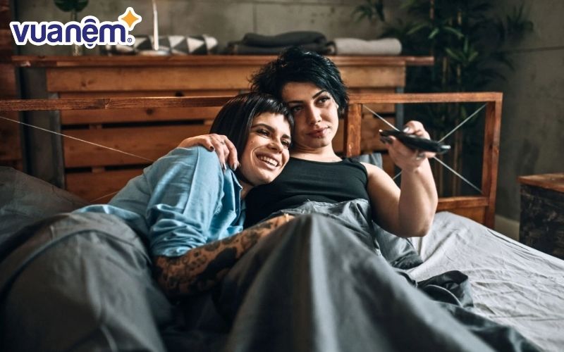 Sử dụng gối kê lưng giúp giảm đau nhức đáng kể khi xem tivi trên giường