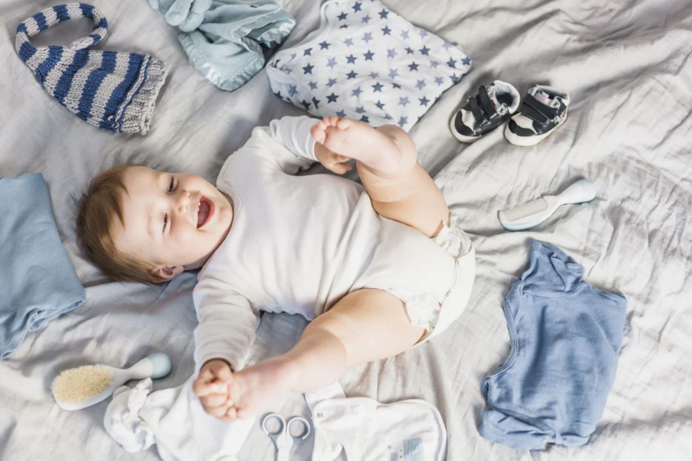 cách để mặc quần áo cho bé khi ngủ 