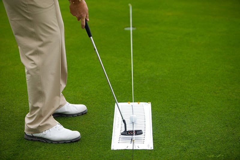 cách gạt bóng bằng gậy Putter