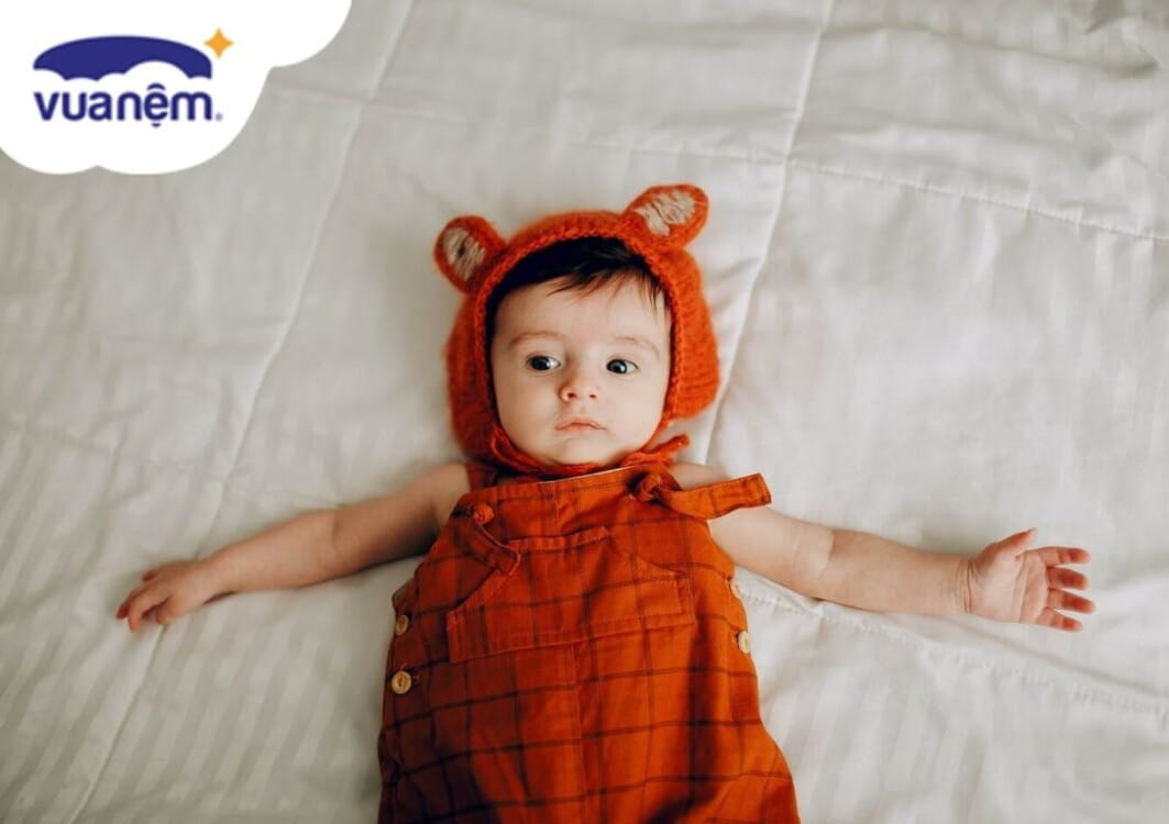 cách mặc quần áo cho bé khi ngủ