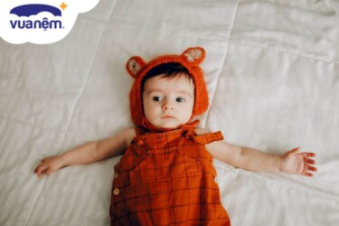 Tại sao cách mặc quần áo cho bé khi ngủ lại quan trọng? 