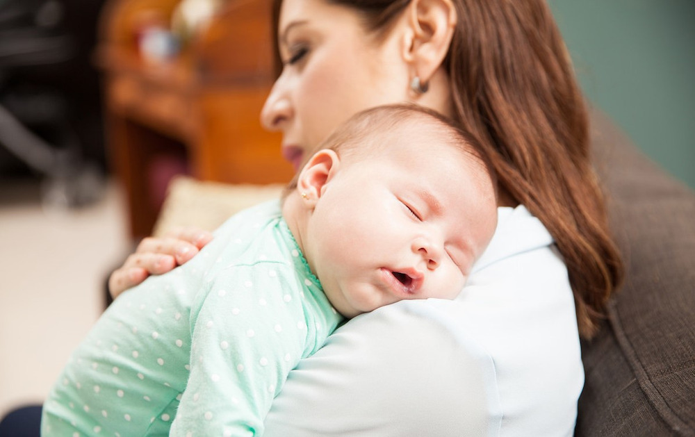 Cho bé nằm ngủ trên ngực có an toàn không là thắc mắc của rất nhiều phụ huynh