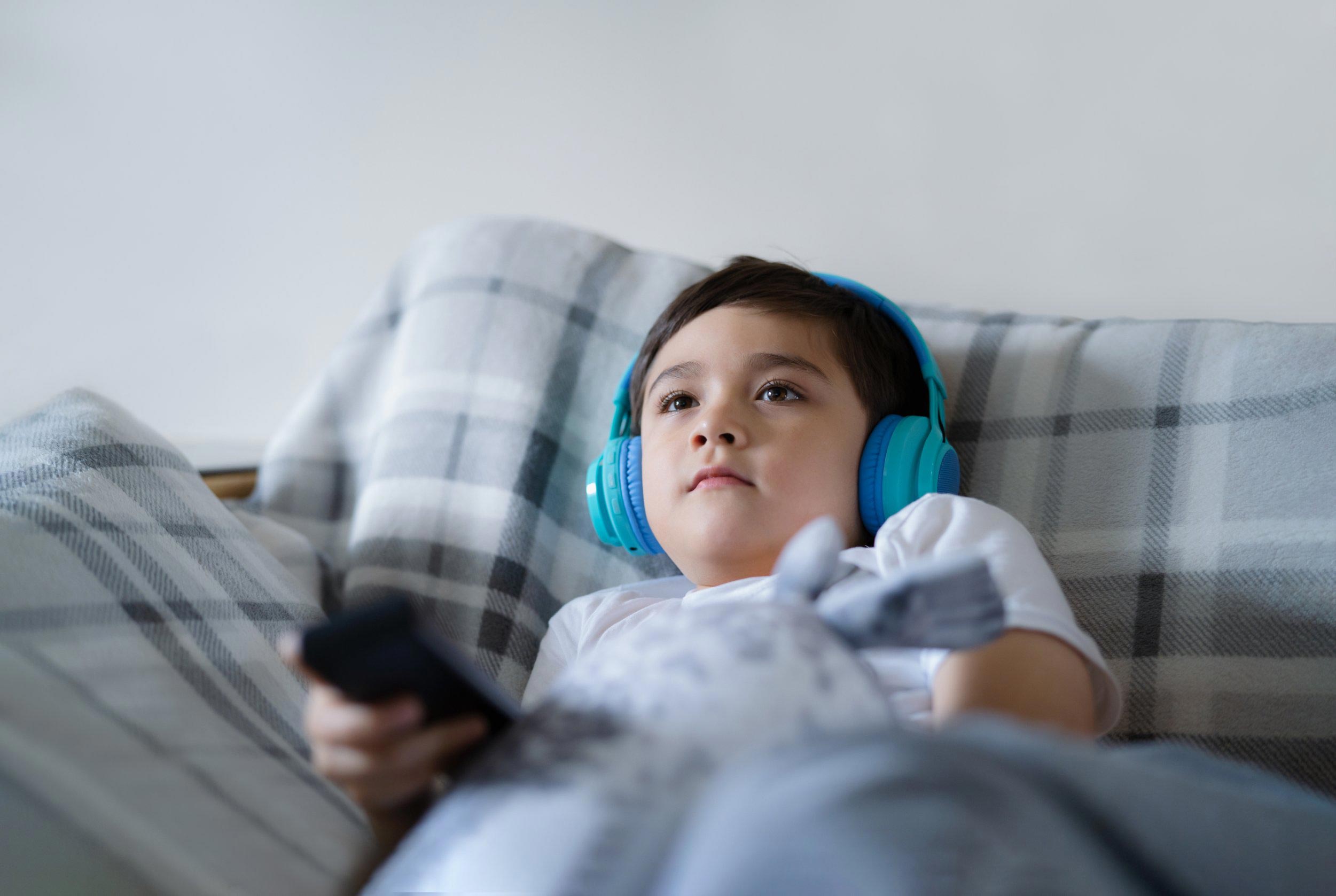 có nên cho trẻ xem tivi trước khi đi ngủ hay không